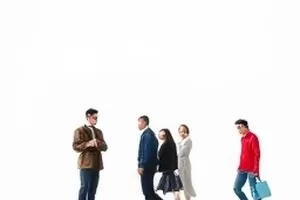 作品《实习生递交的第三版方案》封面，办公桌上叠放的三份装订文件