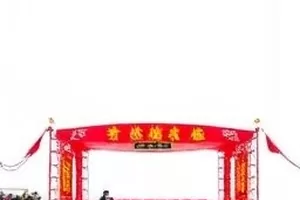 作品《车库里的那盏灯》封面，地下车库角落一盏持续亮着的顶灯