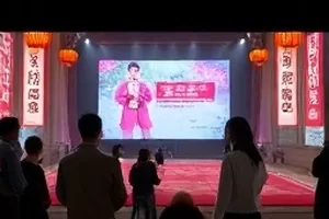 作品《快递柜里的匿名信》封面，小区快递柜格口里露出的白色信封