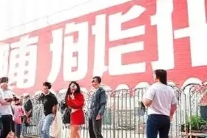 作品《外卖备注写成小作文》封面，餐盒上贴满手写便利贴