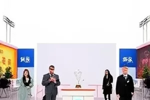 作品《邻居家的钢琴停了》封面，走廊尽头半开的房门与斜射进来的光